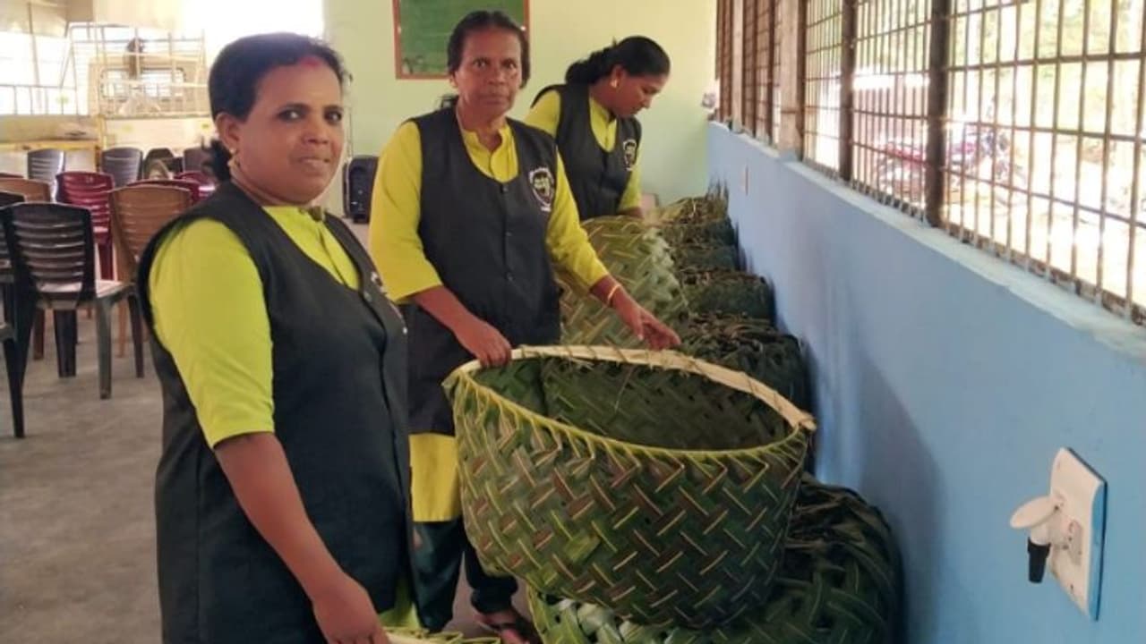 തൃശുര് പൂരത്തിന്റെ മാലിന്യം ശേഖരിക്കാന് വല്ലങ്ങള് വടക്കാഞ്ചേരിയില്നിന്ന് തൃശുര് പൂരത്തിന്റെ മാലിന്യം ശേഖരിക്കാന് വല്ലങ്ങള് വടക്കാഞ്ചേരിയില്നിന്ന്