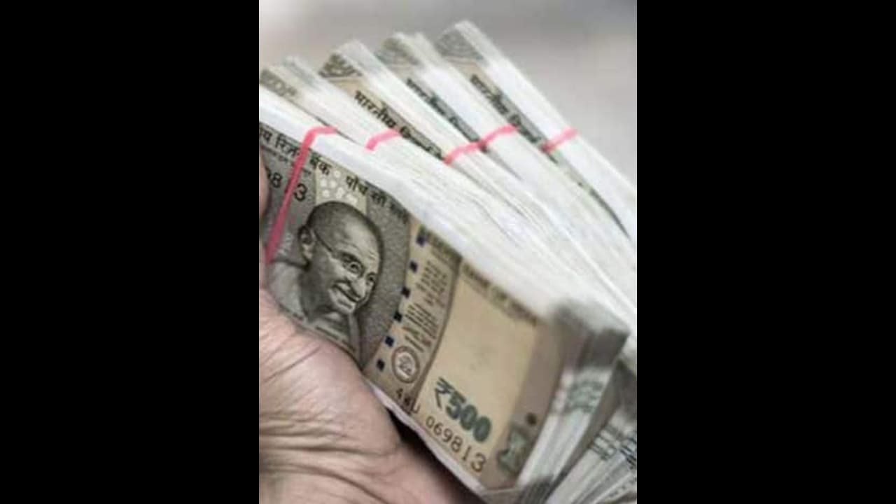 കഞ്ചിക്കോട് ദേശീയപാതയിൽ വൻ കവർച്ച, കാർ തടഞ്ഞ് നിര്ത്തി നാലരക്കോടി കവർന്നു കഞ്ചിക്കോട് ദേശീയപാതയിൽ വൻ കവർച്ച, കാർ തടഞ്ഞ് നിര്ത്തി നാലരക്കോടി കവർന്നു