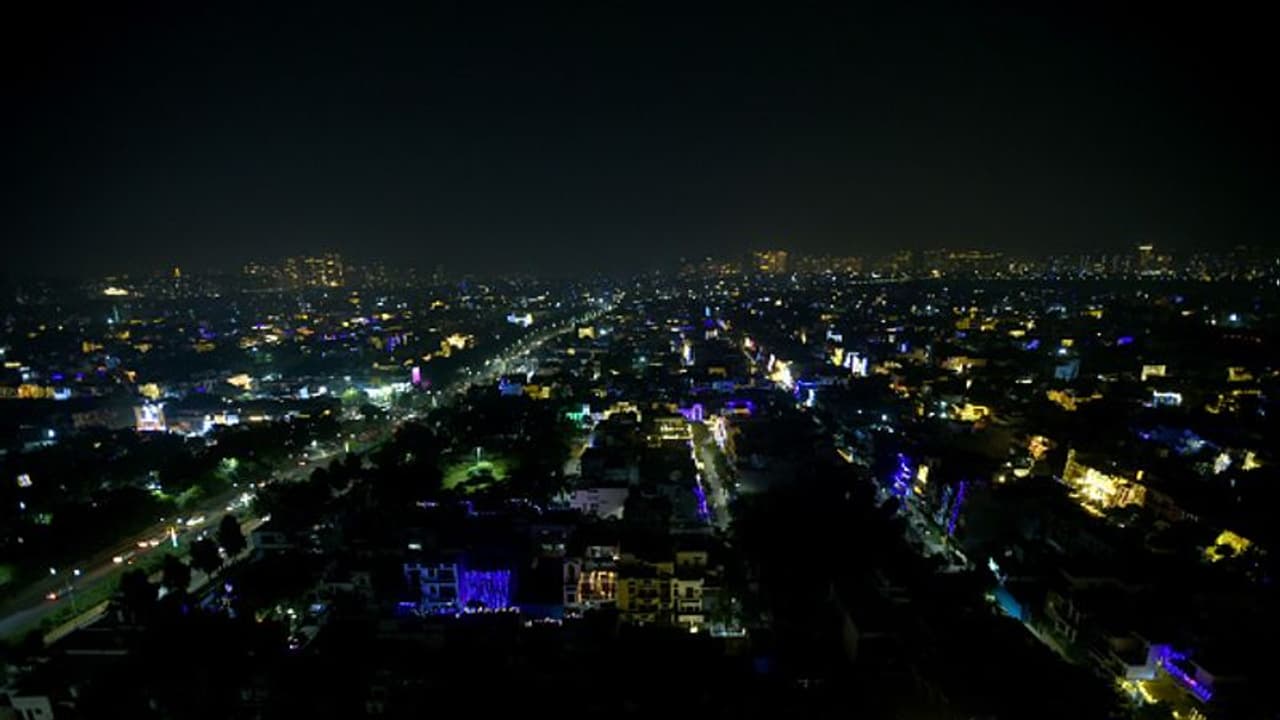 മെട്രോ നഗരത്തിൽ ജീവിക്കാൻ പ്രതിമാസം 50,000 രൂപ മതിയാകില്ലെന്ന് യുവതി; പ്രതികരണവുമായി നെറ്റിസണ്സ് മെട്രോ നഗരത്തിൽ ജീവിക്കാൻ പ്രതിമാസം 50,000 രൂപ മതിയാകില്ലെന്ന് യുവതി; പ്രതികരണവുമായി നെറ്റിസണ്സ്