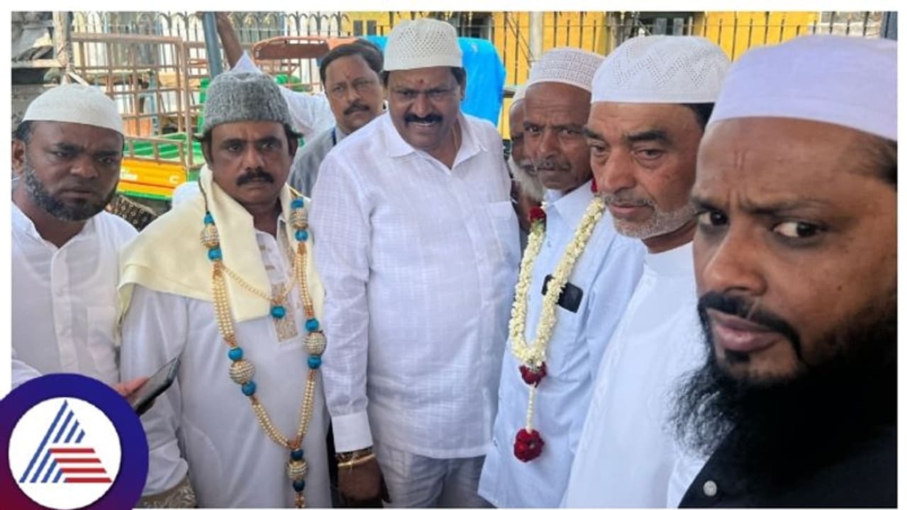 ಪುಲಕೇಶಿನಗರದಲ್ಲಿ ಮೂರು ಪಕ್ಷಗಳ ಜಿದ್ದಾಜಿದ್ದಿ, ಮುಸ್ಲಿಂ ಮತ ಸೆಳೆಯಲು ನಮಾಜ್ ವೇಳೆ ಮುಗಿಬಿದ್ದ ಅಭ್ಯರ್ಥಿಗಳು!