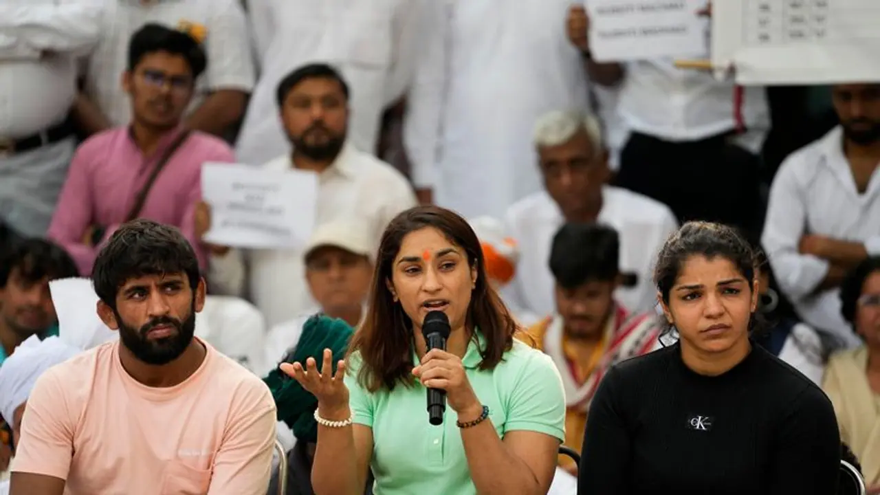 ಪ್ರತಿಭಟನೆಗೆ ಲಕ್ಷಾಂತರ ರೂಪಾಯಿ ಸುರಿದ ರಸ್ಲರ್ಸ್; ಹಾಸಿಗೆ, ಮೈಕ್‌, ಸ್ಪೀಕರ್‌ ಖರೀದಿ!