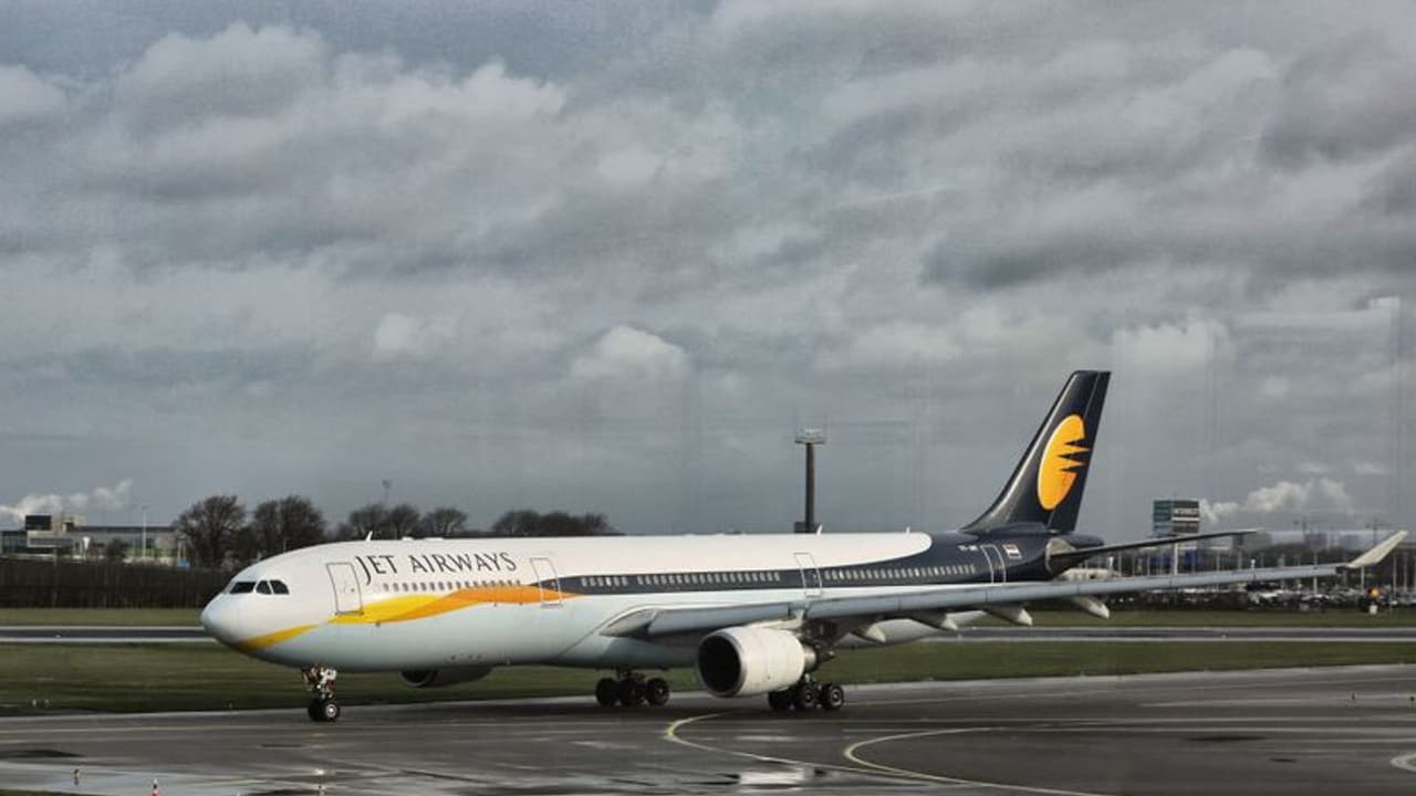 ജെറ്റ് എയർവേയ്സിന് പറക്കാൻ അനുമതി; എയർപോർട്ട് ഓപ്പറേറ്റർ സർട്ടിഫിക്കറ്റ് പുതുക്കി ഡിജിസിഎ ജെറ്റ് എയർവേയ്സിന് പറക്കാൻ അനുമതി; എയർപോർട്ട് ഓപ്പറേറ്റർ സർട്ടിഫിക്കറ്റ് പുതുക്കി ഡിജിസിഎ