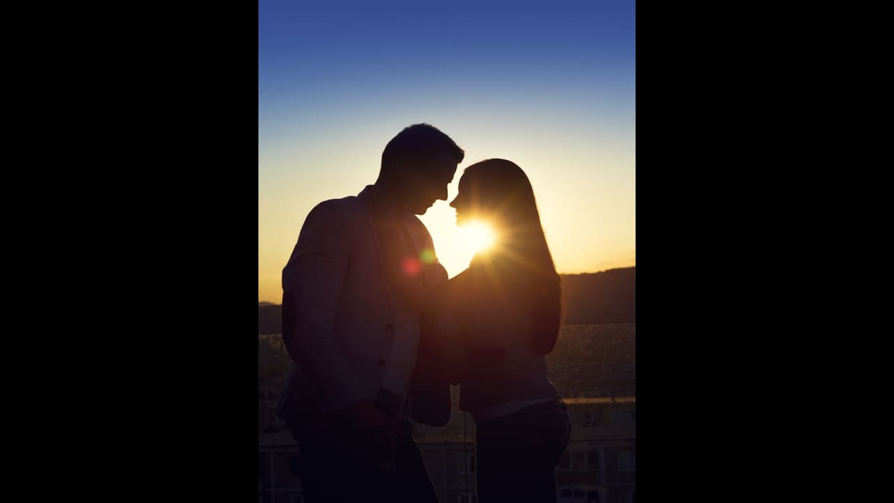 నడి రోడ్డుపై స్కూటర్ పై కపుల్ రొమాన్స్.. వైరల్ వీడియో..! నడి రోడ్డుపై స్కూటర్ పై కపుల్ రొమాన్స్.. వైరల్ వీడియో..!