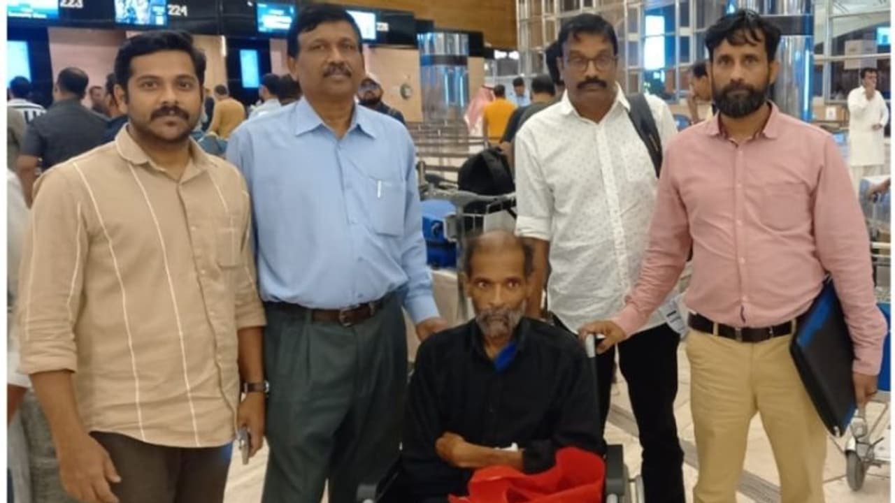 നിയമകുരുക്കിൽ അകപ്പെട്ട് 14 വർഷമായി നാട്ടില് പോകാന് കഴിയാതിരുന്ന പ്രവാസി ഒടുവില് നാടണഞ്ഞു നിയമകുരുക്കിൽ അകപ്പെട്ട് 14 വർഷമായി നാട്ടില് പോകാന് കഴിയാതിരുന്ന പ്രവാസി ഒടുവില് നാടണഞ്ഞു