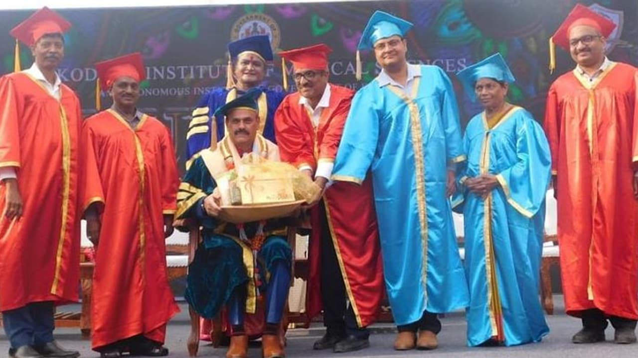 ಕೊಡಗು ವೈದ್ಯಕೀಯ ವಿಜ್ಞಾನಗಳ ಸಂಸ್ಥೆಯಲ್ಲಿ 150 ವಿದ್ಯಾರ್ಥಿಗಳಿಗೆ ಪದವಿ ಪ್ರದಾನ ಕೊಡಗು ವೈದ್ಯಕೀಯ ವಿಜ್ಞಾನಗಳ ಸಂಸ್ಥೆಯಲ್ಲಿ 150 ವಿದ್ಯಾರ್ಥಿಗಳಿಗೆ ಪದವಿ ಪ್ರದಾನ