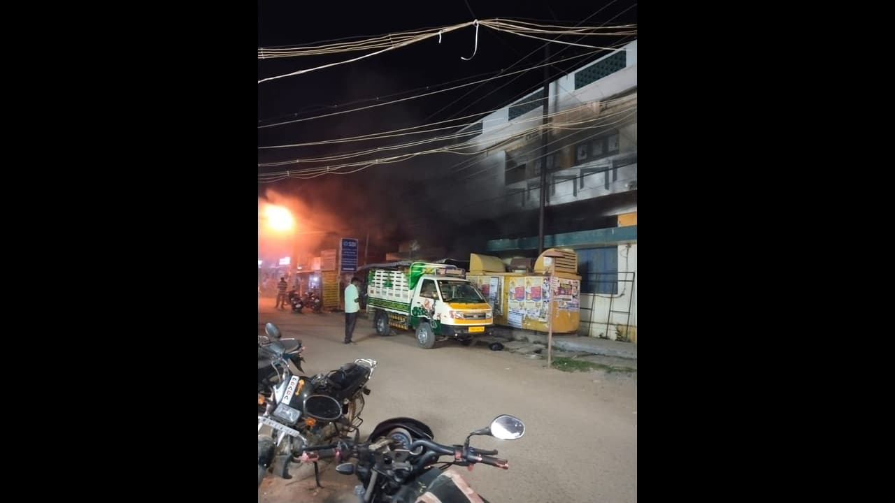 Breaking: அரியலூர் பாரத ஸ்டேட் வங்கியில் பயங்கர தீ விபத்து; தீயணைப்பு வீரர்கள் திணறல் Breaking: அரியலூர் பாரத ஸ்டேட் வங்கியில் பயங்கர தீ விபத்து; தீயணைப்பு வீரர்கள் திணறல்