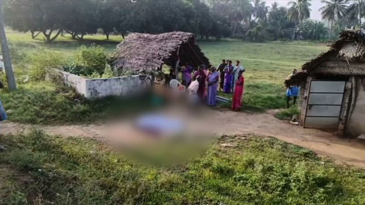 വീടിനു പുറത്ത് കിടന്നുറങ്ങുകയായിരുന്ന വൃദ്ധൻ വെട്ടേറ്റ് മരിച്ച നിലയിൽ വീടിനു പുറത്ത് കിടന്നുറങ്ങുകയായിരുന്ന വൃദ്ധൻ വെട്ടേറ്റ് മരിച്ച നിലയിൽ