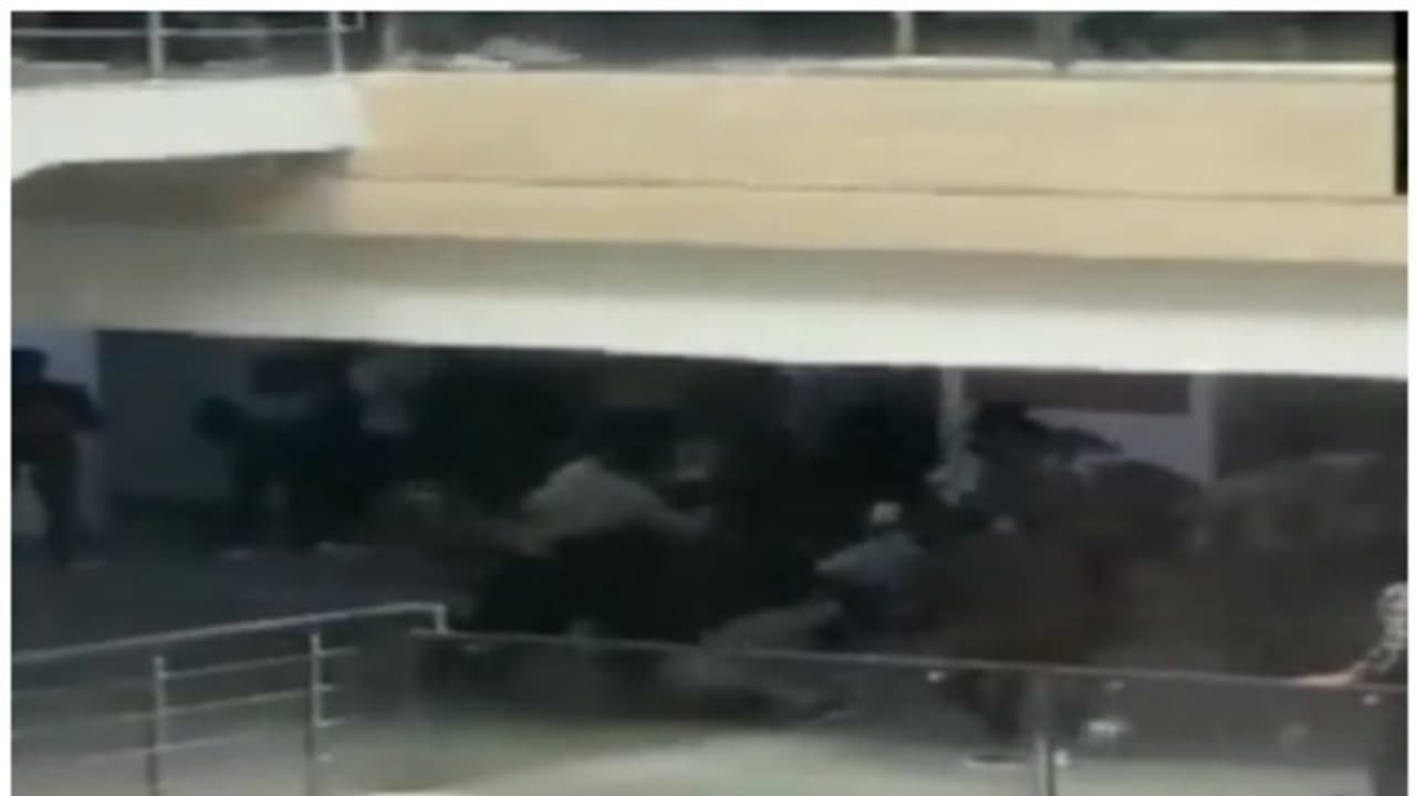 ലിഫ്റ്റില് കയറുന്നതിനെ ചൊല്ലി തര്ക്കം; യുപിയില് കേളേജ് വിദ്യാര്ത്ഥികള് ഏറ്റുമുട്ടുന്ന വീഡിയോ വൈറല് ലിഫ്റ്റില് കയറുന്നതിനെ ചൊല്ലി തര്ക്കം; യുപിയില് കേളേജ് വിദ്യാര്ത്ഥികള് ഏറ്റുമുട്ടുന്ന വീഡിയോ വൈറല്