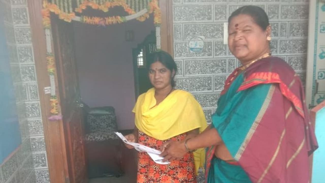 ಕಂಪ್ಲಿ: ಎಲೆಕ್ಷನ್ ಅಖಾಡದಲ್ಲಿ ಕರ್ನಾಟಕದ ಏಕೈಕ ಮಂಗಳಮುಖಿ ಟಿ. ರಾಮಕ್ಕ..! ಕಂಪ್ಲಿ: ಎಲೆಕ್ಷನ್ ಅಖಾಡದಲ್ಲಿ ಕರ್ನಾಟಕದ ಏಕೈಕ ಮಂಗಳಮುಖಿ ಟಿ. ರಾಮಕ್ಕ..!