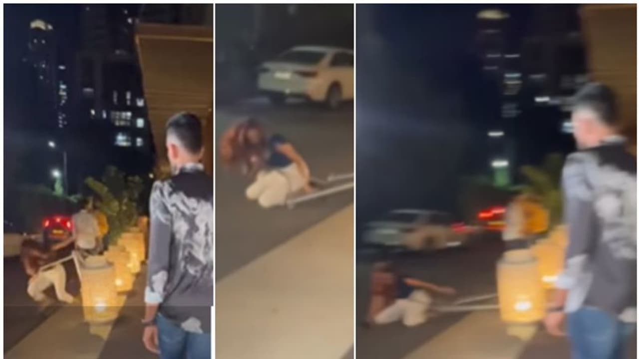 ഹിറ്റ്മാന്റെ പാർട്ടി: തൊട്ടടുത്ത് ബാലൻസ് പോയി യുവതി വീണു, തിരിഞ്ഞുനോക്കാതെ ഇന്ത്യൻ താരം; വിമർശനം, വീഡിയോ ഹിറ്റ്മാന്റെ പാർട്ടി: തൊട്ടടുത്ത് ബാലൻസ് പോയി യുവതി വീണു, തിരിഞ്ഞുനോക്കാതെ ഇന്ത്യൻ താരം; വിമർശനം, വീഡിയോ