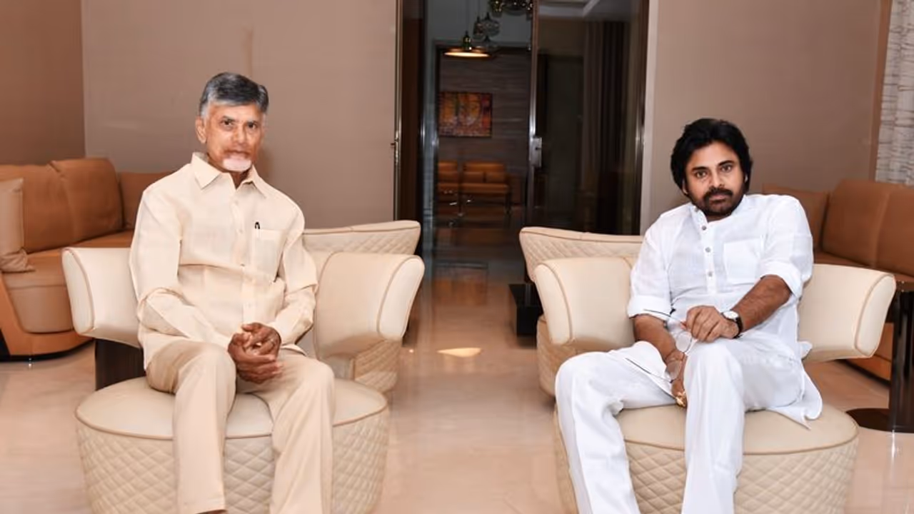 టీడీపీ అధినేత చంద్రబాబుతో పవన్ కల్యాణ్ భేటీ.. ఏపీ రాజకీయాల్లో కలకలం టీడీపీ అధినేత చంద్రబాబుతో పవన్ కల్యాణ్ భేటీ.. ఏపీ రాజకీయాల్లో కలకలం