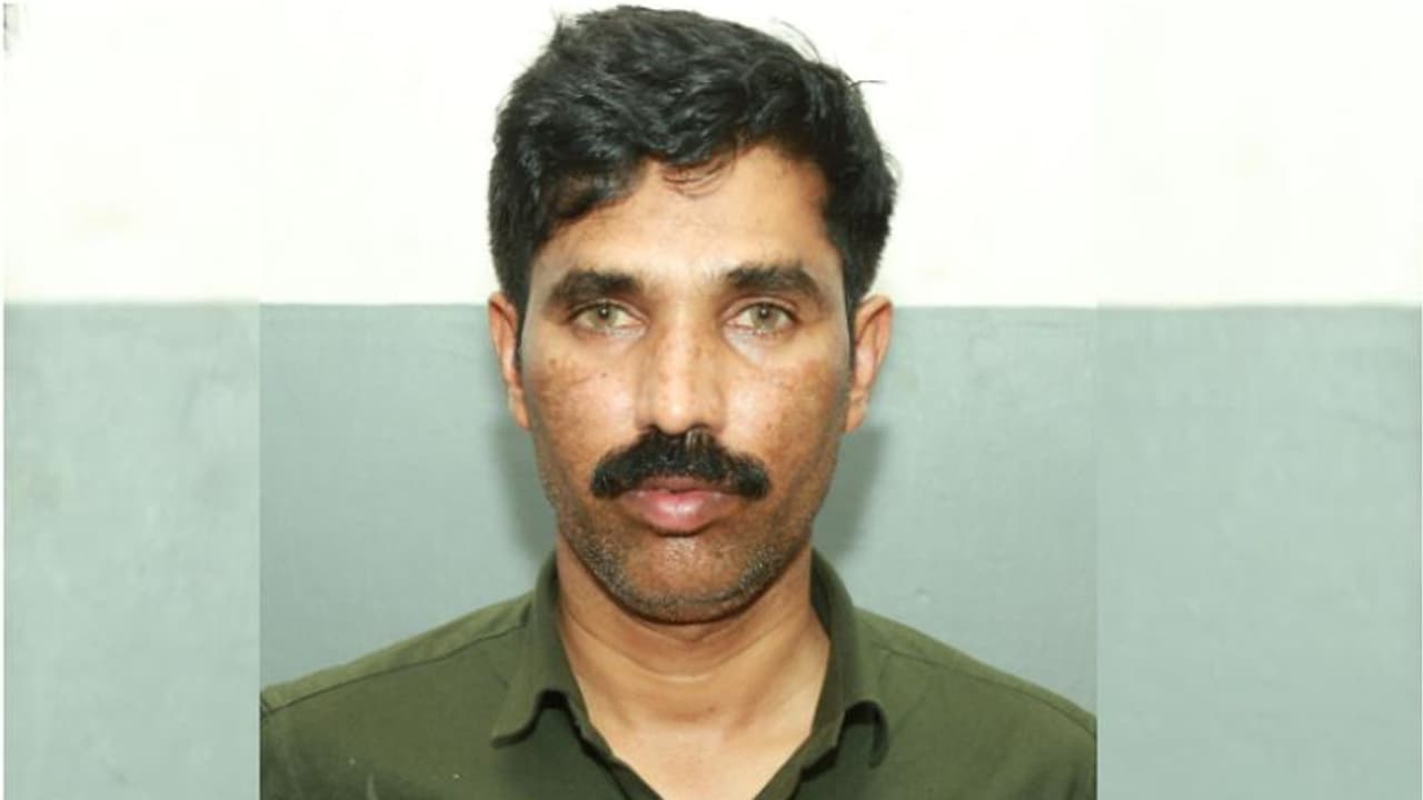 വഞ്ചന കേസ് 50 ഓളം, ഒപ്പം വധശ്രമവും, വിദേശത്തേക്ക് മുങ്ങി; 8 വർഷം ആരുമറിയാതെ പ്രവാസലോകത്ത്, ഒടുവിൽ പിടിയിൽ വഞ്ചന കേസ് 50 ഓളം, ഒപ്പം വധശ്രമവും, വിദേശത്തേക്ക് മുങ്ങി; 8 വർഷം ആരുമറിയാതെ പ്രവാസലോകത്ത്, ഒടുവിൽ പിടിയിൽ