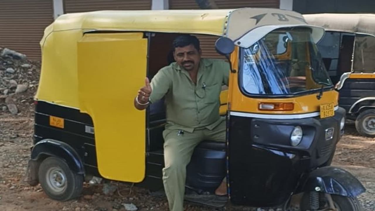 ಹುಬ್ಬಳ್ಳಿ ಧಾರವಾಡ ಸೆಂಟ್ರಲ್: ಹಾಲು ಮಾರುವ ಆಟೋ ಚಾಲಕ ಚುನಾವಣೆಗೆ ಸ್ಪರ್ಧೆ ಹುಬ್ಬಳ್ಳಿ ಧಾರವಾಡ ಸೆಂಟ್ರಲ್: ಹಾಲು ಮಾರುವ ಆಟೋ ಚಾಲಕ ಚುನಾವಣೆಗೆ ಸ್ಪರ್ಧೆ