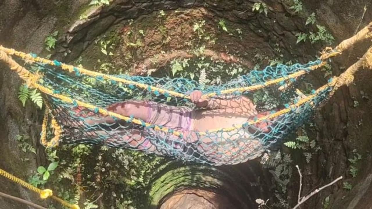 കിണര് വൃത്തിയാക്കി കയറുന്നതിനിടെ പാറയില് വീണ് പരിക്കേറ്റ അതിഥി തൊഴിലാളിക്ക് രക്ഷകരായി അഗ്നി രക്ഷാസേന കിണര് വൃത്തിയാക്കി കയറുന്നതിനിടെ പാറയില് വീണ് പരിക്കേറ്റ അതിഥി തൊഴിലാളിക്ക് രക്ഷകരായി അഗ്നി രക്ഷാസേന