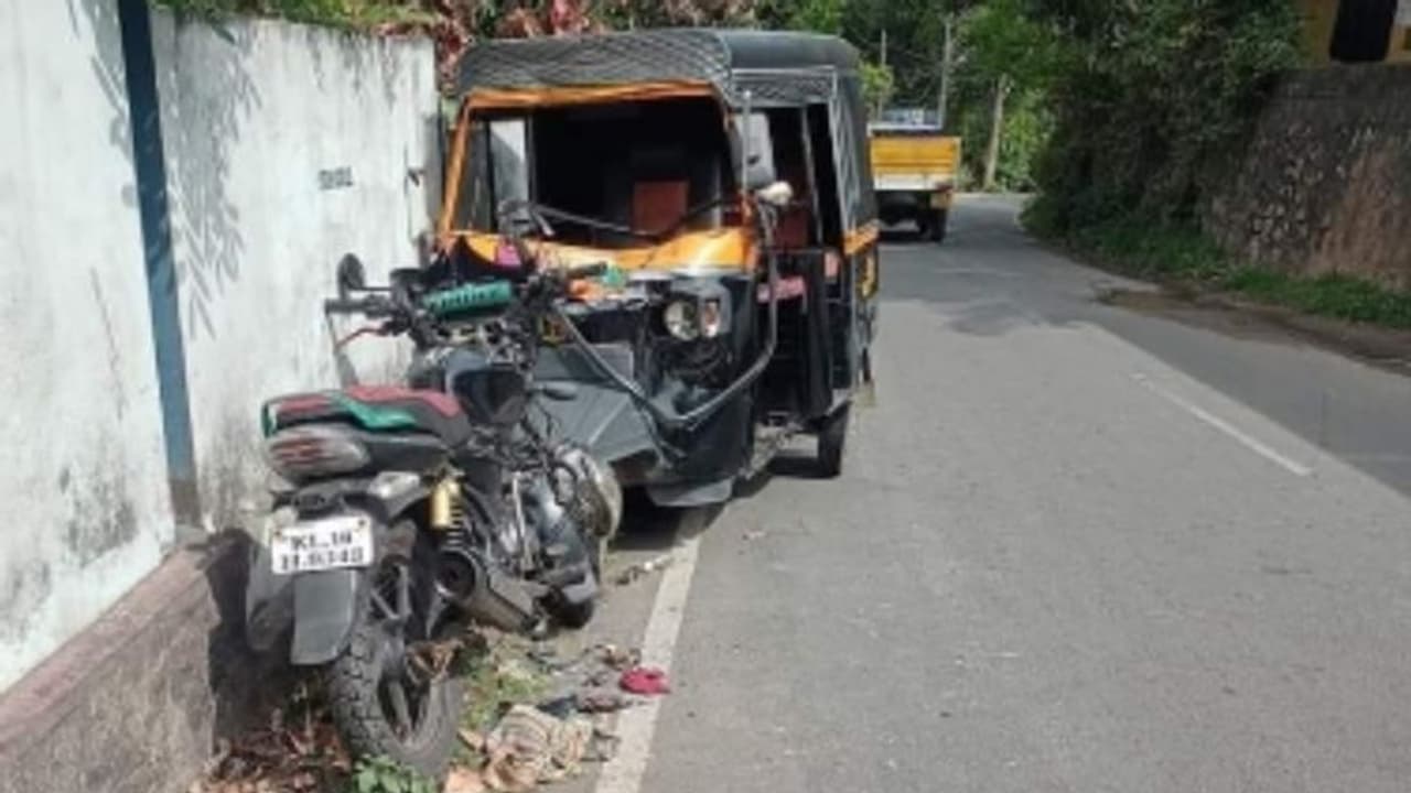 കുഴിയില് പെടാതിരിക്കാന് തിരിച്ച ഓട്ടോ ഇടിച്ച് ബൈക്ക് യാത്രികന് പരിക്ക്, ചോര വാര്ന്ന് കിടന്നത് മണിക്കൂറുകള് കുഴിയില് പെടാതിരിക്കാന് തിരിച്ച ഓട്ടോ ഇടിച്ച് ബൈക്ക് യാത്രികന് പരിക്ക്, ചോര വാര്ന്ന് കിടന്നത് മണിക്കൂറുകള്