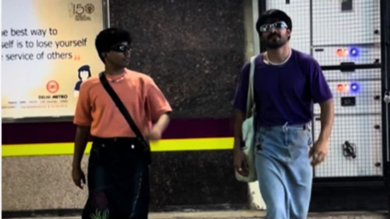 మగాళ్లు స్కర్టులు ధరించడమేంట్రా బాబూ.. నెటిజన్ల ఫైర్ మగాళ్లు స్కర్టులు ధరించడమేంట్రా బాబూ.. నెటిజన్ల ఫైర్