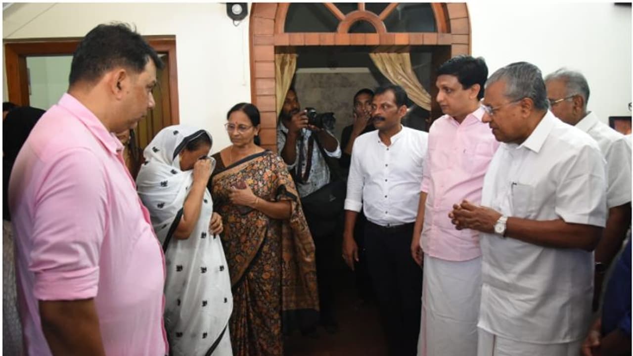 മാമൂക്കോയയുടെ കുടുംബത്തെ ആശ്വസിപ്പിക്കാൻ മുഖ്യമന്ത്രി എത്തി മാമൂക്കോയയുടെ കുടുംബത്തെ ആശ്വസിപ്പിക്കാൻ മുഖ്യമന്ത്രി എത്തി