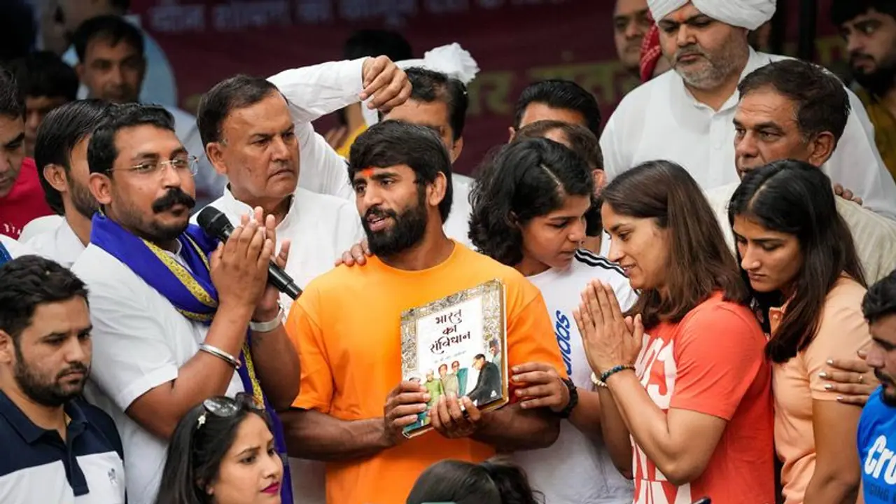 Wrestlers Protest: ಮಾಧ್ಯ​ಮ​ಗಳ ವಿರು​ದ್ಧ ಕುಸ್ತಿ​ಪ​ಟು​ಗಳ ಆಕ್ರೋ​ಶ!