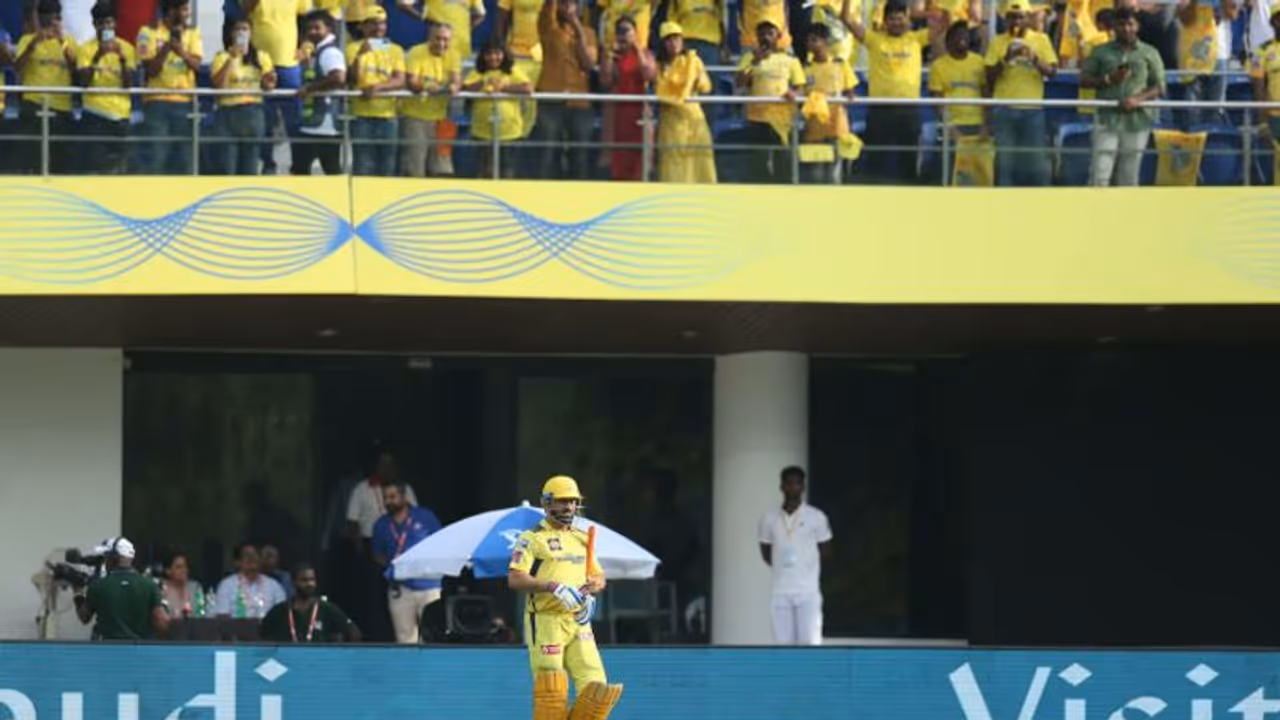 സ്‌റ്റേഡിയം ഇളക്കിമറിച്ച് ധോണിയുടെ മാസ് എന്‍ട്രി! പിന്നാലെ രണ്ട് കൂറ്റന്‍ സിക്‌സുകള്‍; ക്ലൈമാക്‌സിന്റെ വീഡിയോ