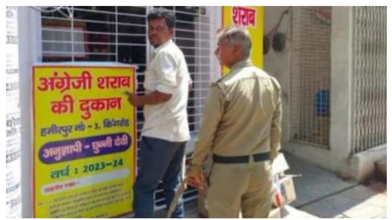 കൈയിൽ വിലങ്ങുമായി പ്രതി മദ്യഷോപ്പിൽ, കാവലിന് പൊലീസ്; അന്വേഷണം പ്രഖ്യാപിച്ച് സർക്കാർ കൈയിൽ വിലങ്ങുമായി പ്രതി മദ്യഷോപ്പിൽ, കാവലിന് പൊലീസ്; അന്വേഷണം പ്രഖ്യാപിച്ച് സർക്കാർ