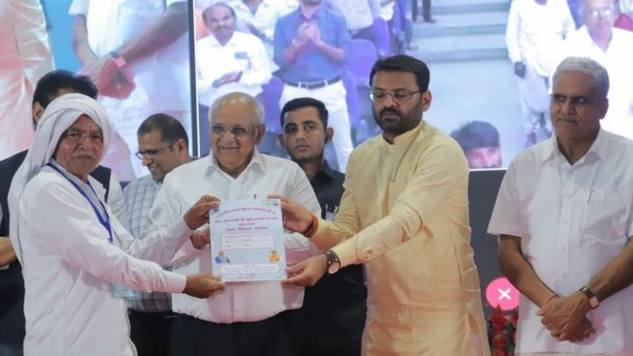 ಸಿಎಂ ಕಾರ್ಯಕ್ರಮದಲ್ಲಿ ಗೊರಕೆ ಹೊಡಿತಿದ್ದ ಮುನ್ಸಿಪಾಲಿಟಿ ಚೀಫ್‌ ಆಫೀಸರ್‌ ಸಸ್ಪೆಂಡ್‌!