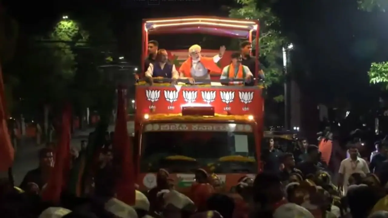 ಮೈಸೂರಿನಲ್ಲಿ ಮೋದಿ ರೋಡ್ ಶೋ, ಪ್ರಧಾನಿ ನೋಡಲು ಮುಗಿಬಿದ್ದ ಜನಸಾಗರ!