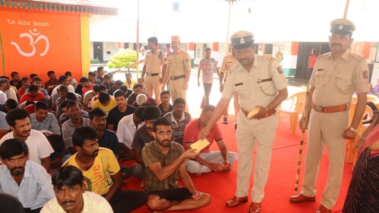 ಚುನಾವಣೆಯಲ್ಲಿ ಮತ ಚಲಾಯಿಸುವಂತೆ ಬಂಧುಗಳಿಗೆ ಪತ್ರ ಬರೆದ ಚಿಕ್ಕಮಗಳೂರು ವಿಚಾರಣಾಧೀನ ಖೈದಿಗಳು! ಚುನಾವಣೆಯಲ್ಲಿ ಮತ ಚಲಾಯಿಸುವಂತೆ ಬಂಧುಗಳಿಗೆ ಪತ್ರ ಬರೆದ ಚಿಕ್ಕಮಗಳೂರು ವಿಚಾರಣಾಧೀನ ಖೈದಿಗಳು!