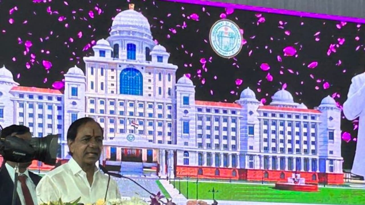 சூரிய யாகத்துக்குப் பின் புதிய தலைமைச் செயலகத்தில் பணியைத் தொடங்கிய கேசிஆர்!