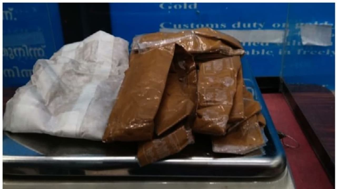 സ്വർണ്ണം ദ്രവരൂപത്തിലാക്കി ജീൻസിൽ ഒട്ടിച്ച് കടത്താൻ ശ്രമം; ഒന്നരക്കിലോ സ്വർണ്ണവുമായി യുവാവ് പിടിയിൽ സ്വർണ്ണം ദ്രവരൂപത്തിലാക്കി ജീൻസിൽ ഒട്ടിച്ച് കടത്താൻ ശ്രമം; ഒന്നരക്കിലോ സ്വർണ്ണവുമായി യുവാവ് പിടിയിൽ