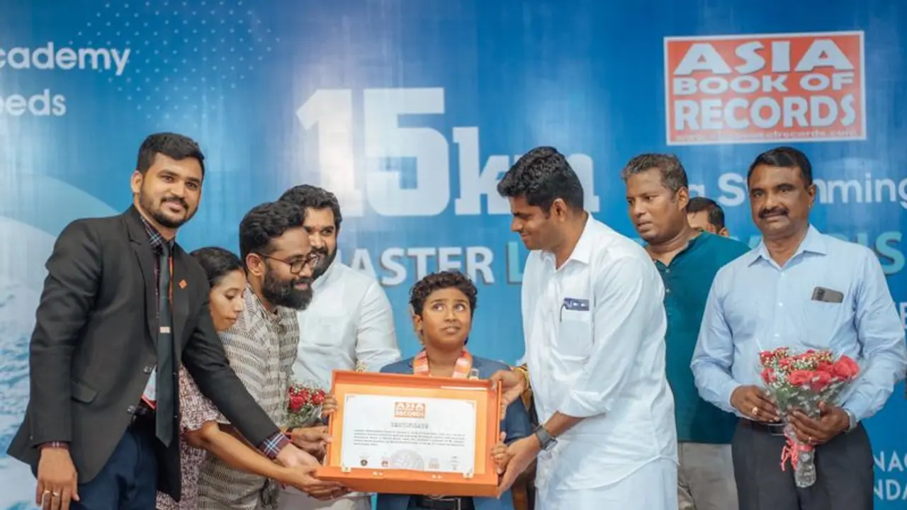 மெரினா அருகே கடலில் 15 கி.மீ. நீந்தி சாதித்த ஆட்டிசம் சிறுவனுக்கு அண்ணாமலை பாராட்டு மெரினா அருகே கடலில் 15 கி.மீ. நீந்தி சாதித்த ஆட்டிசம் சிறுவனுக்கு அண்ணாமலை பாராட்டு