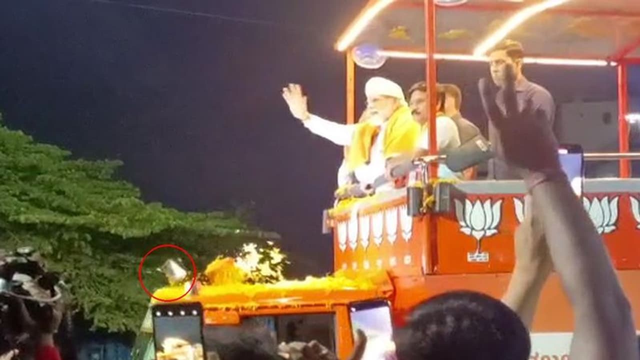 பிரதமர் மோடியின் வாகனம் மீது செல்போன் வீசிய பெண் பாஜக தொண்டர்! பிரதமர் மோடியின் வாகனம் மீது செல்போன் வீசிய பெண் பாஜக தொண்டர்!