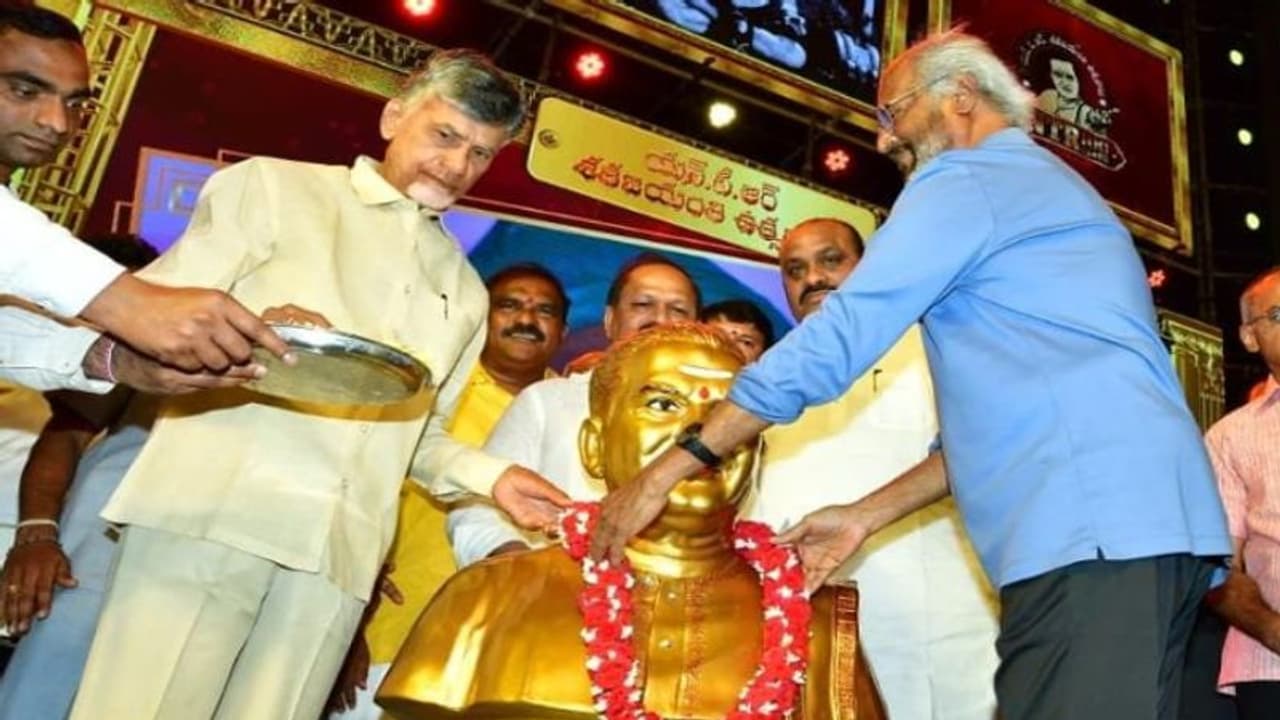 వైసీపీపై రజనీకాంత్ చిన్న విమర్శ కూడా చేయలేదు.. వారి విమర్శలు ఆకాశంపై ఉమ్మివేయడమే: చంద్రబాబు వైసీపీపై రజనీకాంత్ చిన్న విమర్శ కూడా చేయలేదు.. వారి విమర్శలు ఆకాశంపై ఉమ్మివేయడమే: చంద్రబాబు