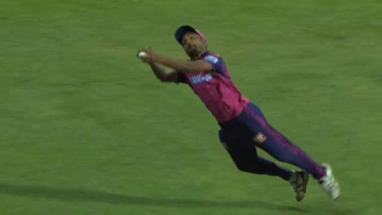 'സൂര്യനെ' കൈക്കുമ്പിളിലൊതുക്കി സന്ദീപ് ശര്‍മ; സന്തോഷംകൊണ്ട് തുള്ളിച്ചാടി സഞ്ജു വീഡിയോ