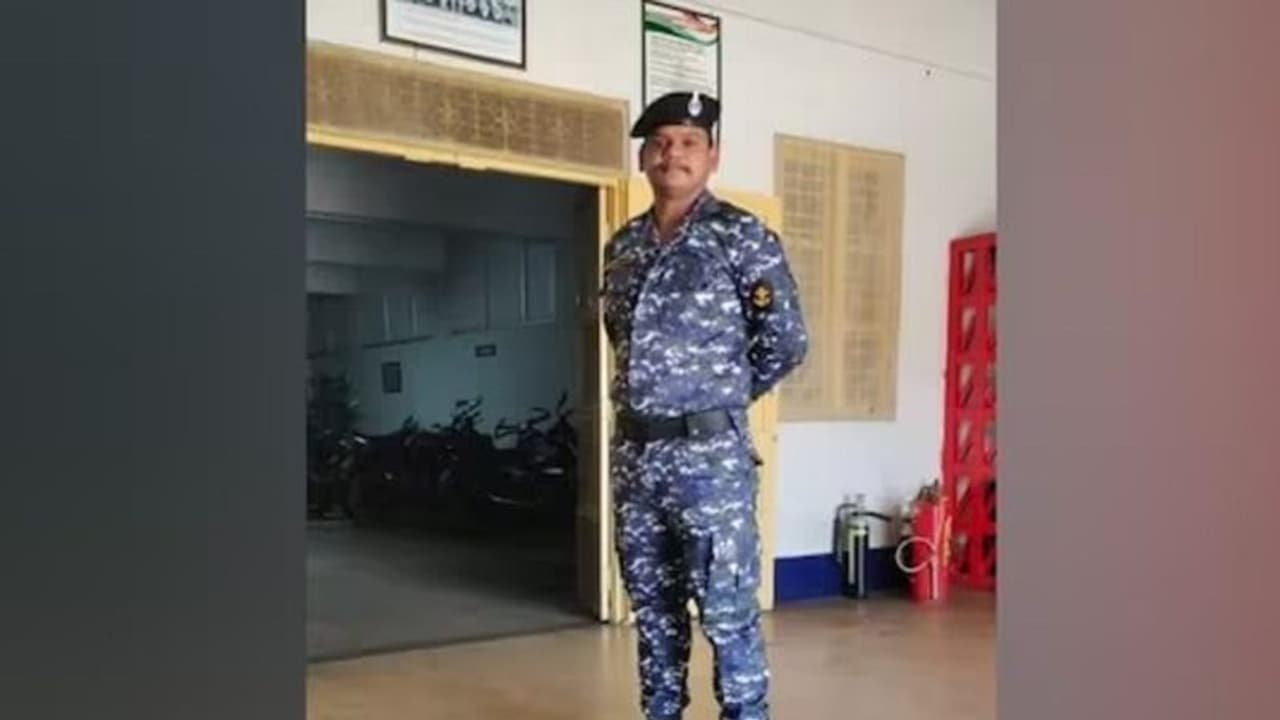 நாகையில் கடற்படை வீரர் துப்பாக்கியால் சுட்டுக்கொண்டு தற்கொலை