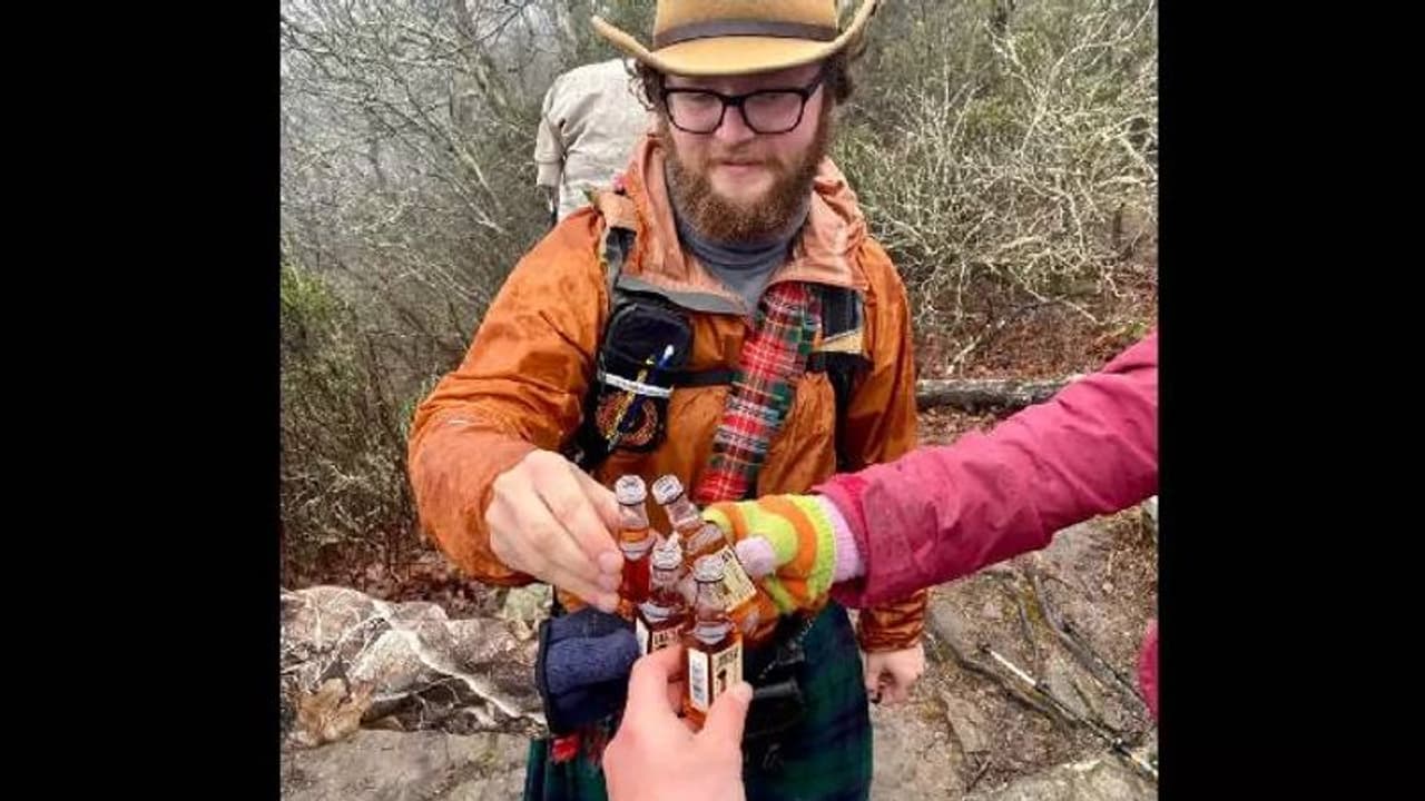 കുപ്പി മാത്രം, ചിത്രത്തിലെ നാലാമനെവിടെ, കണ്ടെത്താനാവുമോ? വൈറലായി ചിത്രം കുപ്പി മാത്രം, ചിത്രത്തിലെ നാലാമനെവിടെ, കണ്ടെത്താനാവുമോ? വൈറലായി ചിത്രം