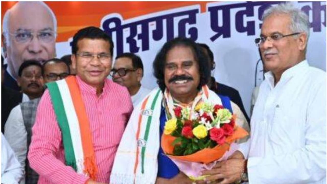 ഛത്തീസ്ഗഡിൽ ബിജെപിക്ക് അപ്രതീക്ഷിത പ്രഹരം, മുൻ സംസ്ഥാന അധ്യക്ഷൻ കോൺഗ്രസിൽ, സ്വീകരിച്ച് മുഖ്യമന്ത്രി