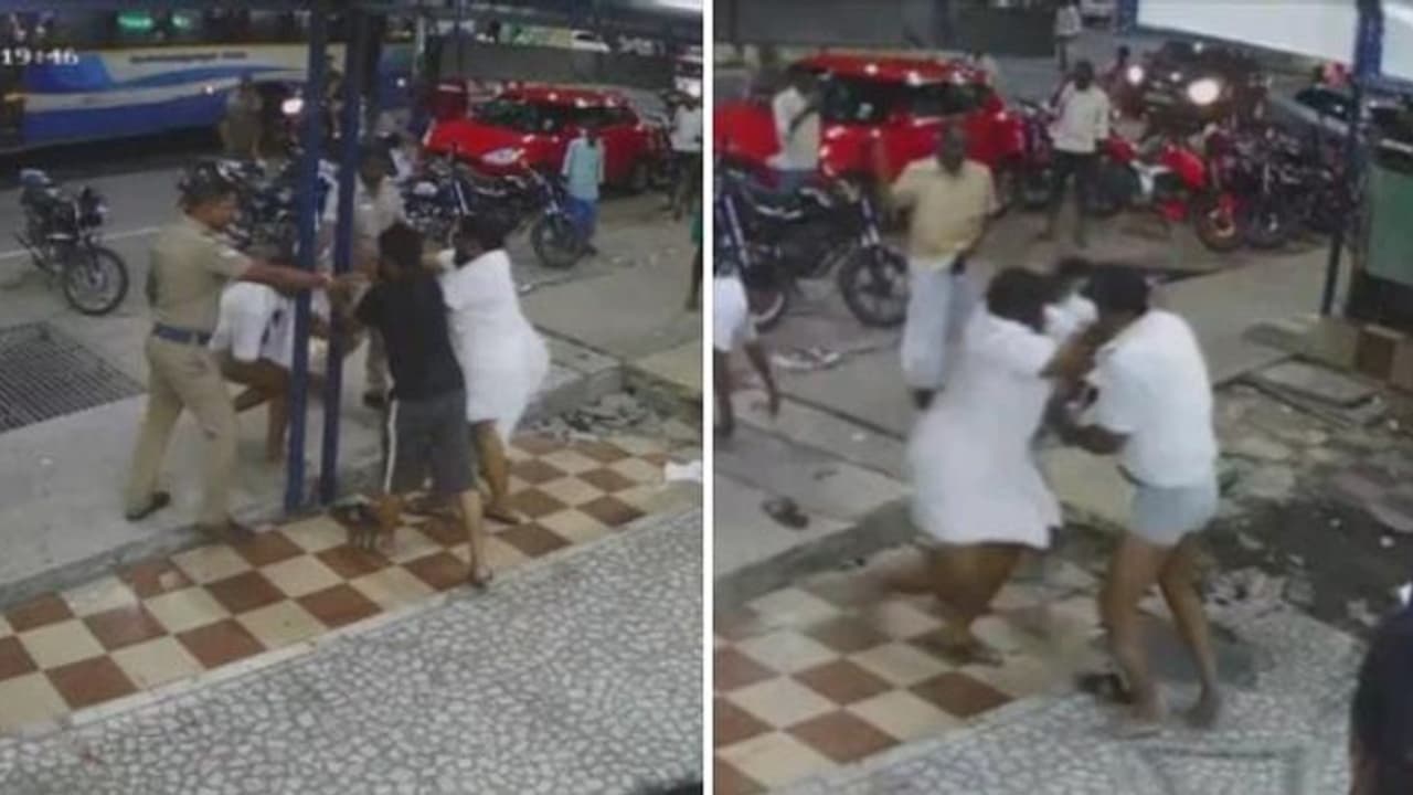 நடுரோட்டில் வேட்டியை கிழித்து மோதிக்கொண்ட பாஜக இந்து மக்கள் கட்சி நிர்வாகிகள்.!அலறியடித்து ஓடிய பொதுமக்கள்