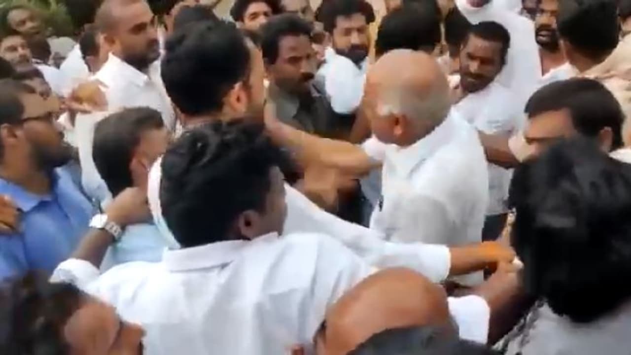 అందరిముందే నిలదీసారని... చెంప చెళ్లుమనిపించిన వైసిపి ఎమ్మెల్యే (వీడియో) అందరిముందే నిలదీసారని... చెంప చెళ్లుమనిపించిన వైసిపి ఎమ్మెల్యే (వీడియో)