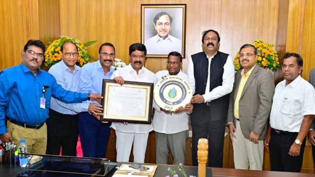 తెలంగాణ సెక్రటేరియట్ కు దక్కిన గ్రీన్ బిల్డింగ్ అవార్డు: అందుకున్న మంత్రి వేముల తెలంగాణ సెక్రటేరియట్ కు దక్కిన గ్రీన్ బిల్డింగ్ అవార్డు: అందుకున్న మంత్రి వేముల