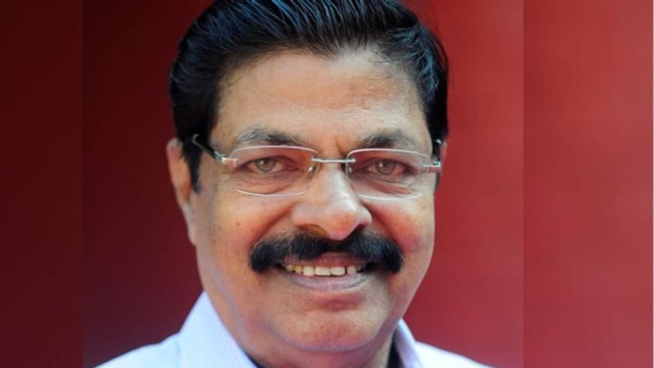 വി എസിന്റെ വലം കൈ, യാത്രയാവുന്നത് പിണറായി പാര്ട്ടി പിടിച്ചതോടെ ഗ്രാഫ് താഴേയ്ക്കായ സിപിഎം നേതാവ് വി എസിന്റെ വലം കൈ, യാത്രയാവുന്നത് പിണറായി പാര്ട്ടി പിടിച്ചതോടെ ഗ്രാഫ് താഴേയ്ക്കായ സിപിഎം നേതാവ്
