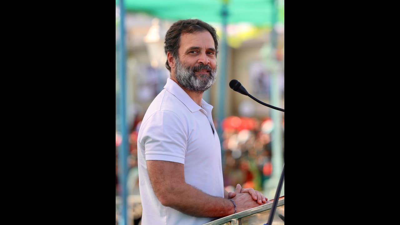 தொழுகை முடியும் வரை பேச்சை நிறுத்தி காத்திருந்த ராகுல் காந்தி! தொழுகை முடியும் வரை பேச்சை நிறுத்தி காத்திருந்த ராகுல் காந்தி!