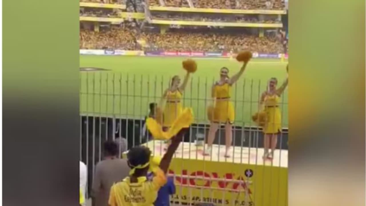 അല്ലേലും സിഎസ്‌കെ ആരാധകര്‍ വേറെ ലെവലാണ്; ചിയര്‍ലീഡേഴ്‌സിനൊപ്പമുള്ള ഡാന്‍സ് വൈറല്‍