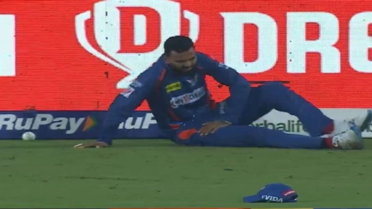 பவுண்டரியை தடுக்க ஓடிய போது காலில் காயம்; வலியால் துடித்த கேஎல் ராகுல்! பவுண்டரியை தடுக்க ஓடிய போது காலில் காயம்; வலியால் துடித்த கேஎல் ராகுல்!