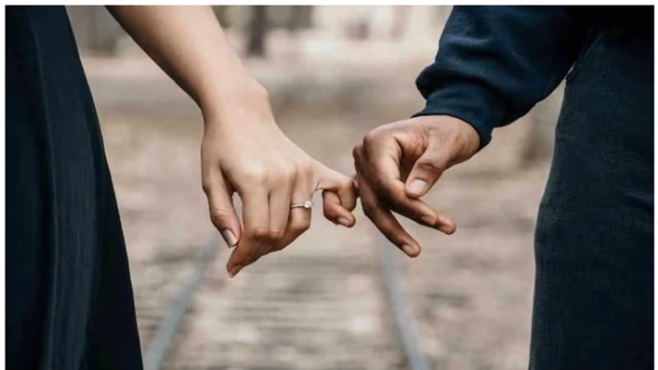 വിവാഹിതനാണെന്ന് പറഞ്ഞ ശേഷമുള്ള ലിവ് ഇൻ റിലേഷൻ വഞ്ചനയല്ല; കുറ്റക്കാരനാക്കാനാവില്ലെന്നും ഹൈക്കോടതി വിവാഹിതനാണെന്ന് പറഞ്ഞ ശേഷമുള്ള ലിവ് ഇൻ റിലേഷൻ വഞ്ചനയല്ല; കുറ്റക്കാരനാക്കാനാവില്ലെന്നും ഹൈക്കോടതി