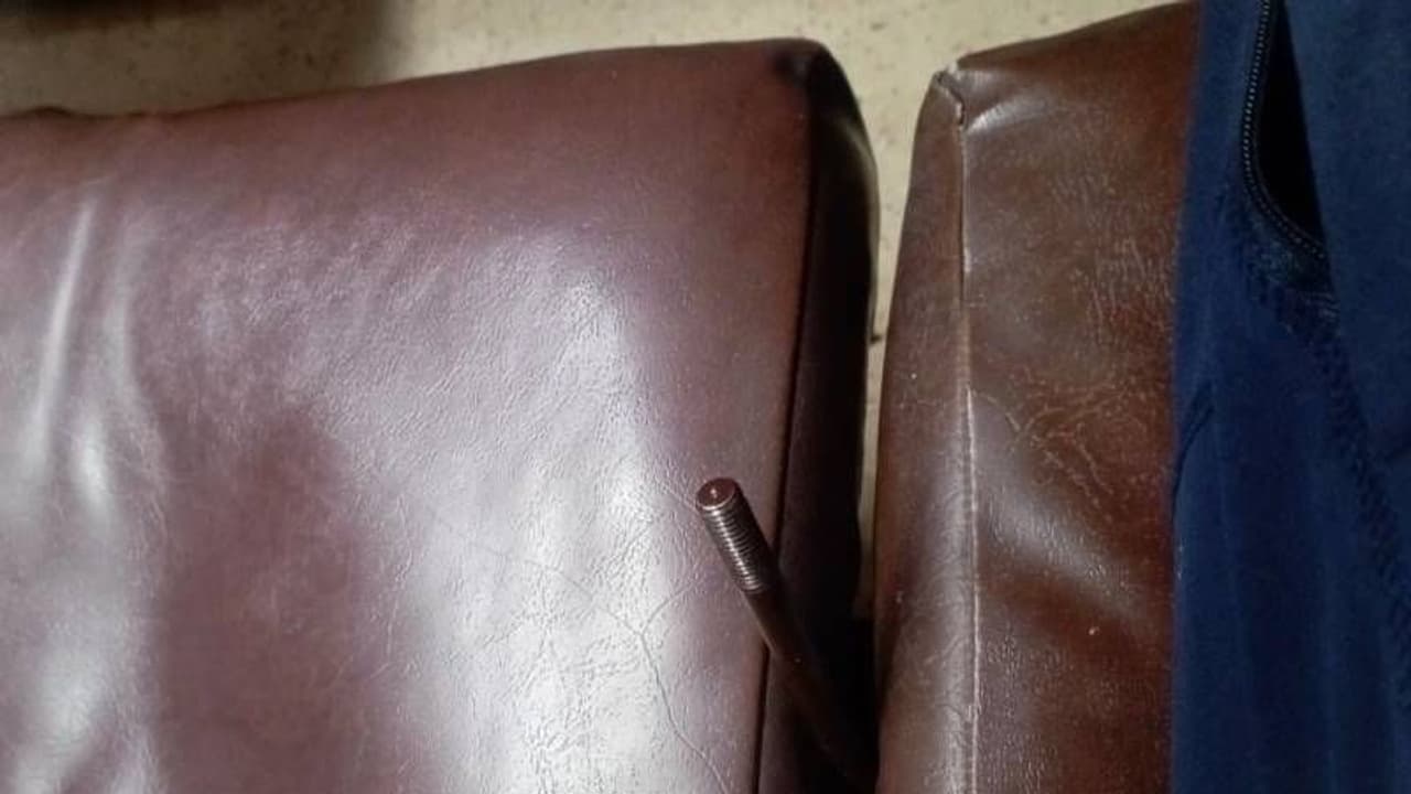 உடைந்த ரயில் இருக்கை கைப்பிடியின் புகைப்படத்தை பதிவிட்ட நபர்.. இந்திய ரயில்வே சொன்ன பதில்.. உடைந்த ரயில் இருக்கை கைப்பிடியின் புகைப்படத்தை பதிவிட்ட நபர்.. இந்திய ரயில்வே சொன்ன பதில்..