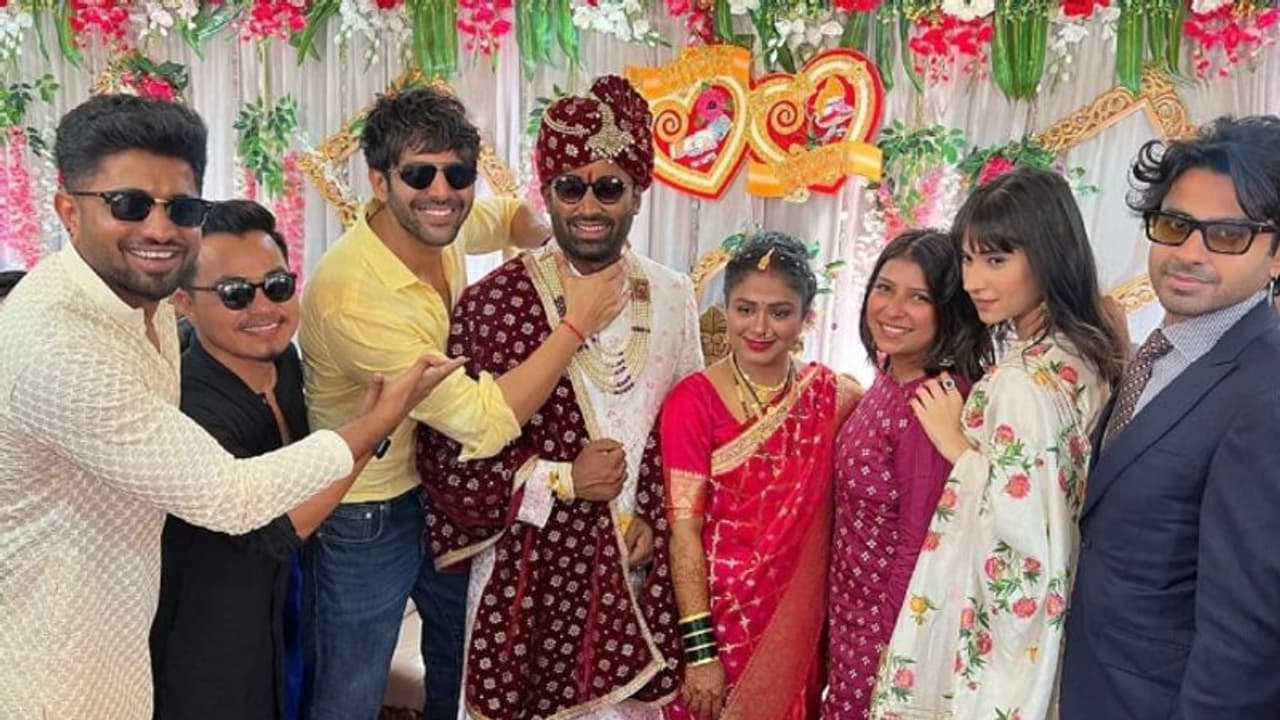 ബോഡിഗാര്ഡിന്റെ വിവാഹം ആഘോഷമാക്കി ബോളിവുഡിലെ യുവനടൻ ബോഡിഗാര്ഡിന്റെ വിവാഹം ആഘോഷമാക്കി ബോളിവുഡിലെ യുവനടൻ