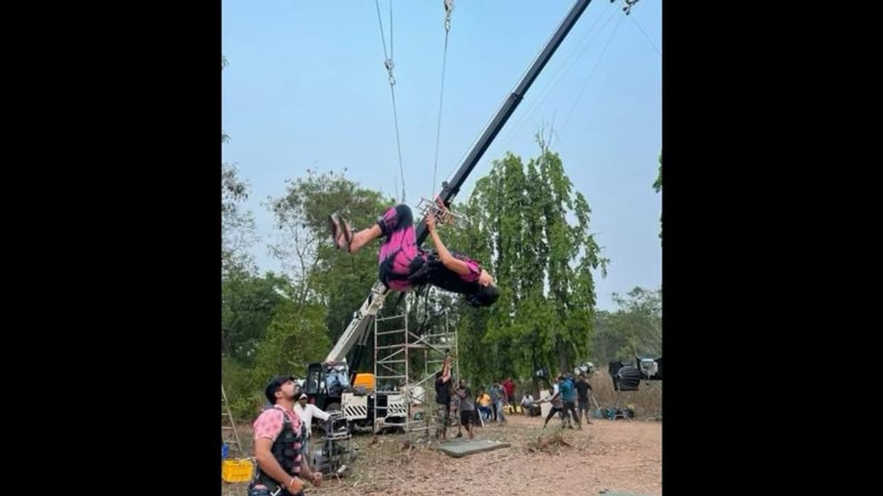 டூப் போடாமல் சண்டைக்காட்சிகளில் அதிரடி காட்டிய நடிகை லக்ஷ்மி மஞ்சு! டூப் போடாமல் சண்டைக்காட்சிகளில் அதிரடி காட்டிய நடிகை லக்ஷ்மி மஞ்சு!