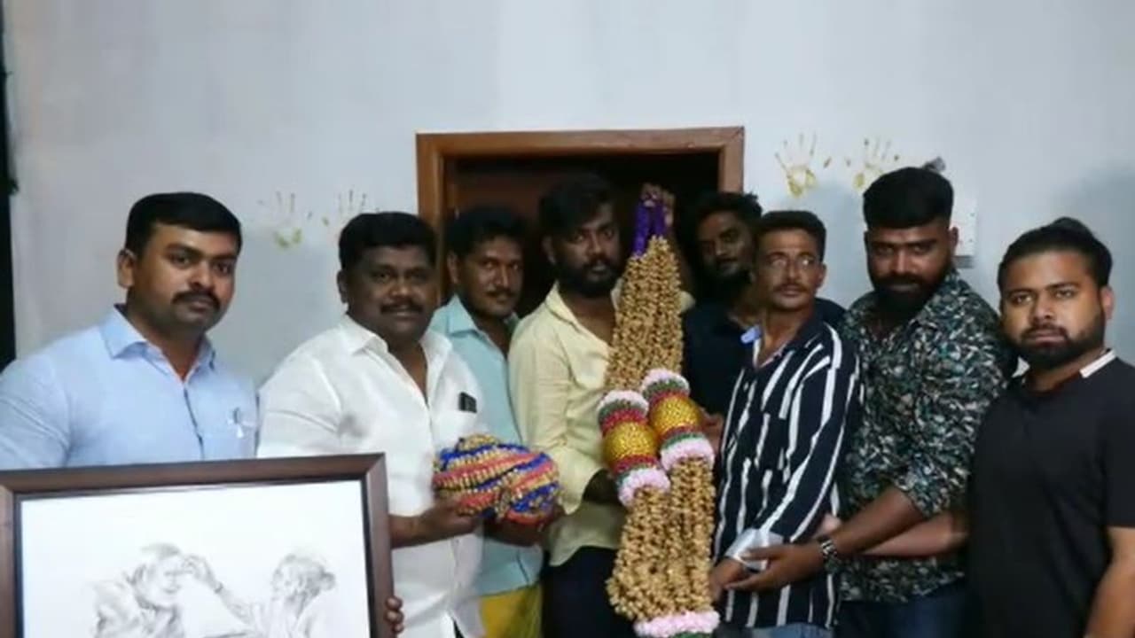 சித்ரதுர்காவில் பிரதமர் மோடிக்காக தயாரான நிலக்கடலை மாலை! சித்ரதுர்காவில் பிரதமர் மோடிக்காக தயாரான நிலக்கடலை மாலை!