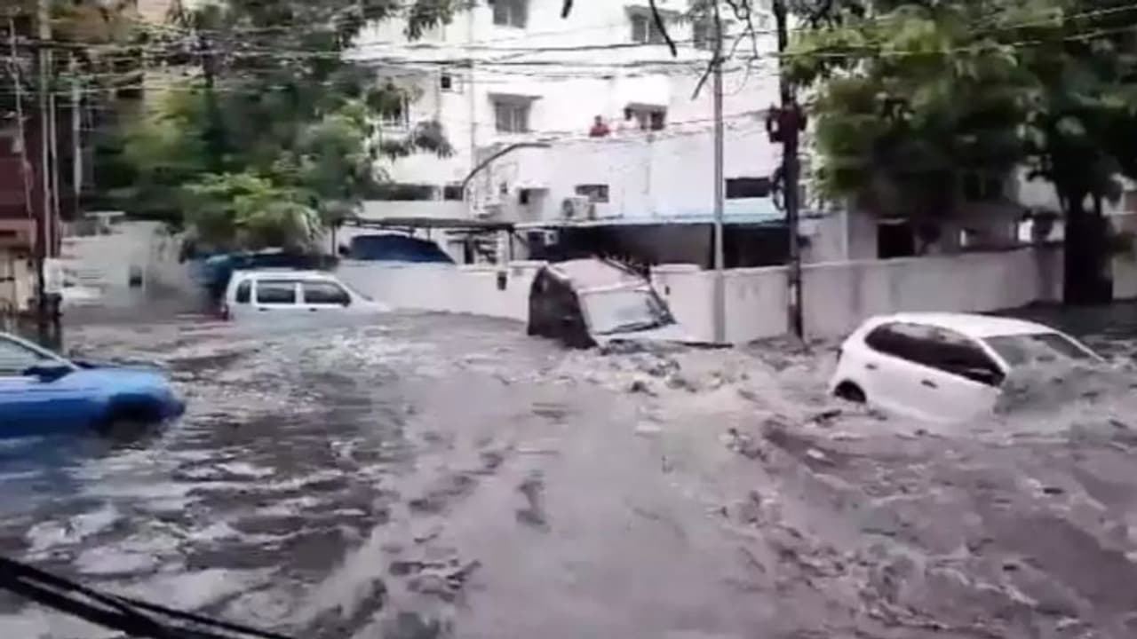 കനത്ത മഴ; നഗരത്തിലൂടെ വാഹനങ്ങളൊഴുകി പോകുന്ന വീഡിയോ... കനത്ത മഴ; നഗരത്തിലൂടെ വാഹനങ്ങളൊഴുകി പോകുന്ന വീഡിയോ...