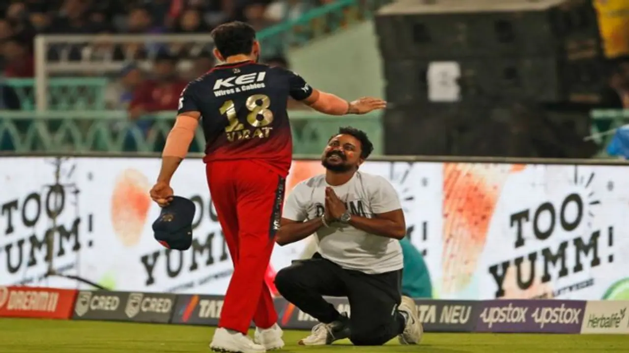 விராட் கோலி காலில் விழுந்து வணங்கிய ரசிகர்: அவரை தூக்கி கட்டியணைத்த கிங்! விராட் கோலி காலில் விழுந்து வணங்கிய ரசிகர்: அவரை தூக்கி கட்டியணைத்த கிங்!